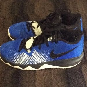 Loved Kyrie Flytraps Youth 6.5 Shoes